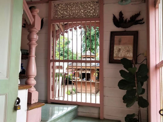 เรือนไม้สักทองสีชมพู | คุ้มวงศ์บุรี แพร่