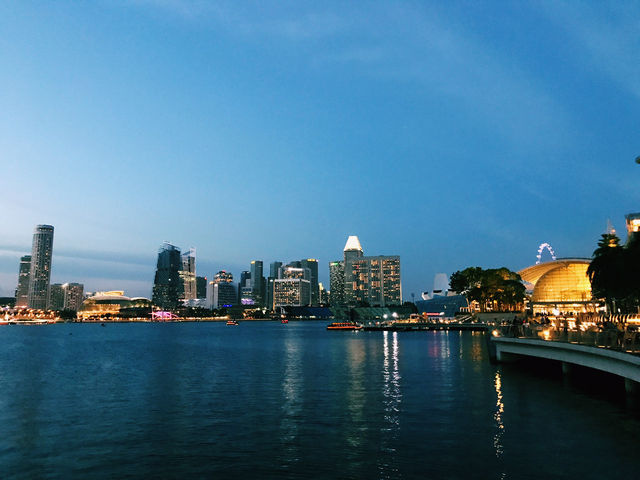 Singapore’s Iconic Nightscape: Marina Bay in Motion