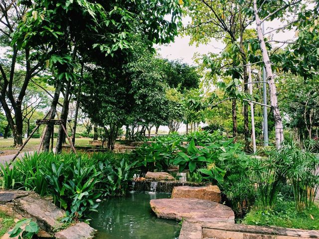 泰國曼谷市中心著名城市綠洲湖泊公園景點：朱拉隆功大學百年世紀公園，歐式園林藝術風格，適合打卡拍照📸親子遊