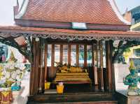 泰國曼谷市中心著名地標性寺廟景點：印卓威漢寺，十四世紀古跡寺廟，32米高金色雕像，適合打卡拍照📸冥想