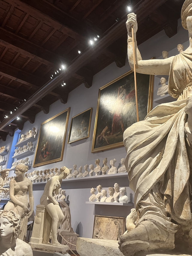 「🎨フィレンツェの名作が集結！アカデミア美術館の魅力と旅行のポイント🗿✨」