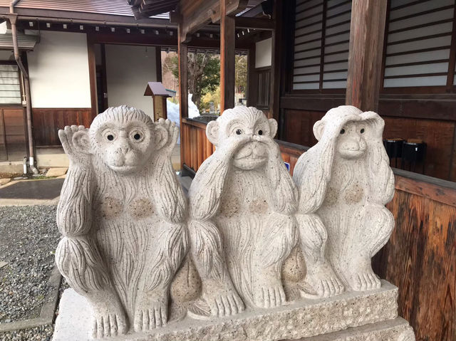 渋温泉観光：逆三猿と温泉の癒し 