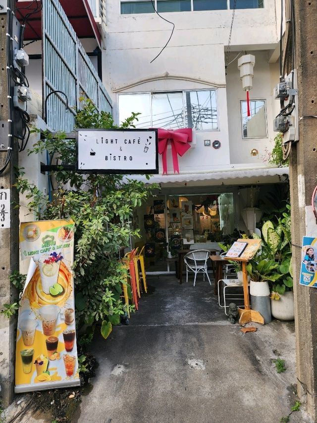 【バンコク】ポスターがお洒落なくつろげるカフェ☕