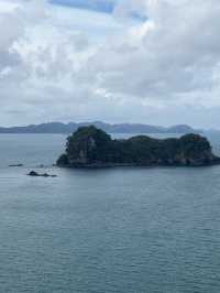 教堂灣 (Cathedral Cove) 雕刻般的海岸線曾令早期的海上探險者著迷，如今也仍然讓到訪這裡的人們感到驚艷。