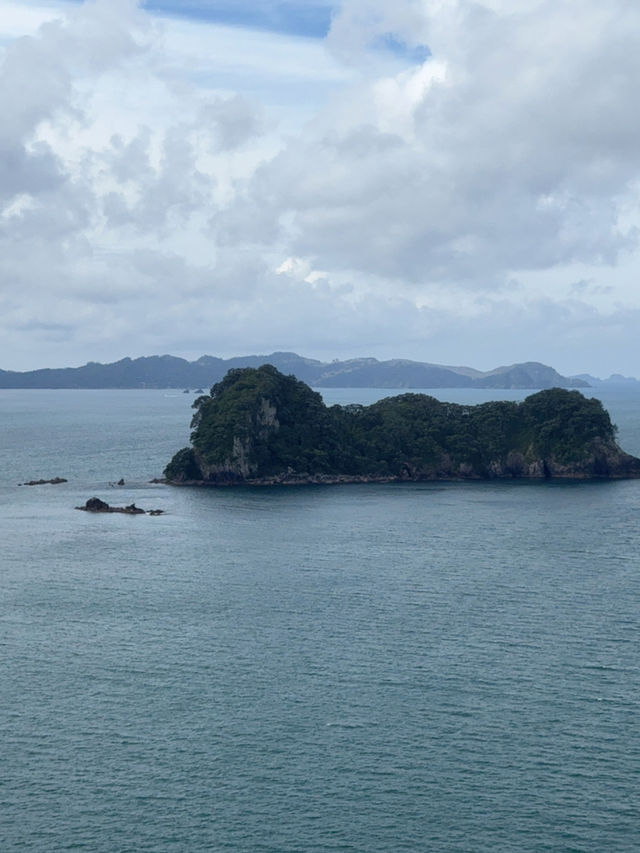 教堂灣 (Cathedral Cove) 雕刻般的海岸線曾令早期的海上探險者著迷，如今也仍然讓到訪這裡的人們感到驚艷。