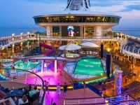 "Carnival Spirit: The Ship That’s Like a Chill Backpacker... But With Unlimited Soft Serve" 🎒🍦🌊