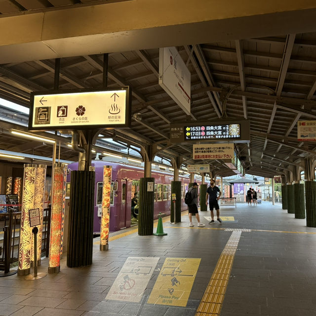 嵐山車站足湯：暖心暖胃的療癒時光，在京都的鐵道秘境享受片刻寧靜！