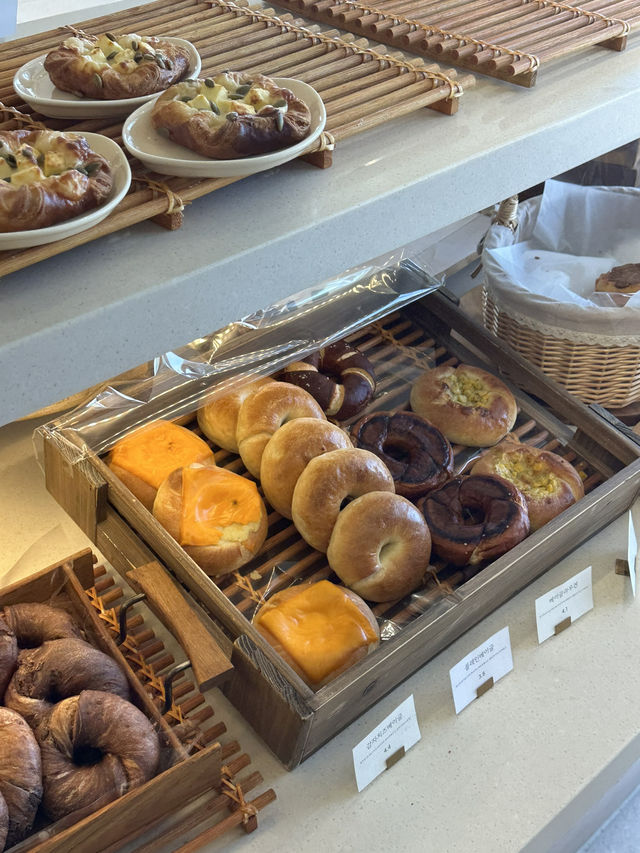 반짝반짝 빛나는 아름다운 삼척해변을 보며 🌅빵과 커피를 즐길 수 있는 삼척 카페여행가이드