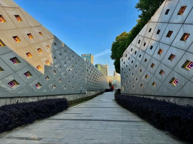 Big Green Space with City Vibes