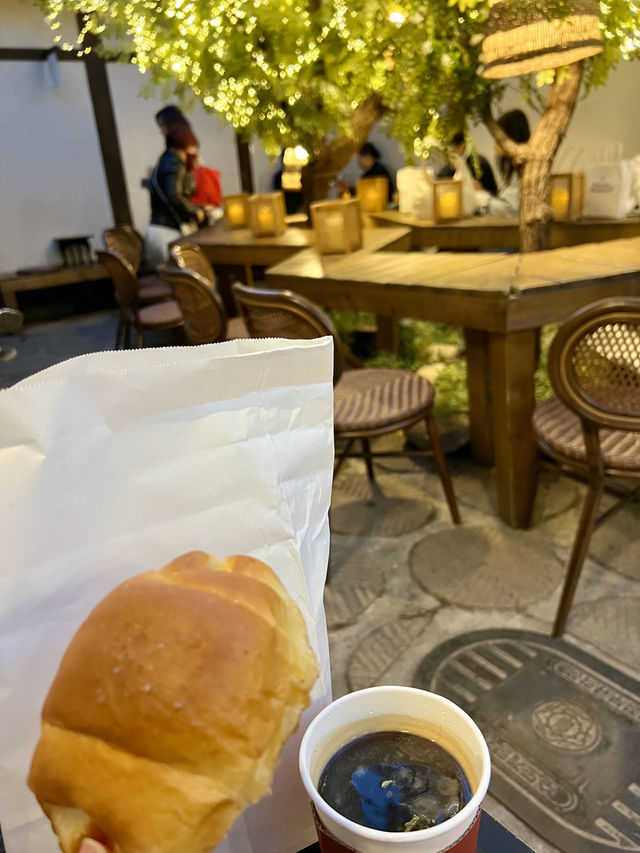 益善洞 ジャヨンドソグムパン併設カフェでパンとドリンク