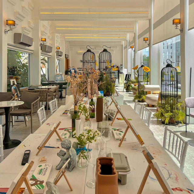 WhiteLine Cafe & Restaurant 