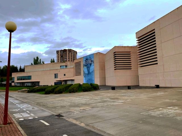 一座具有抽象設計的建築，與其所收藏的藏品相關