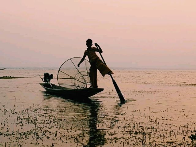 The Art of One-Leg Rowing: A Timeless Tradition of Inle Lake