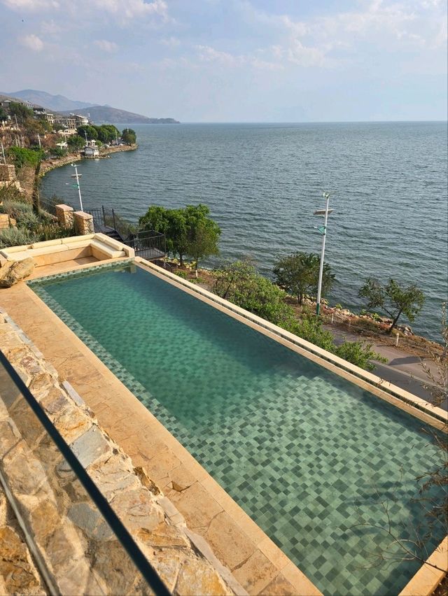 **A Slice of Paradise in Dali: Hushan Yunyin Qungshan Cliff Hotel** 