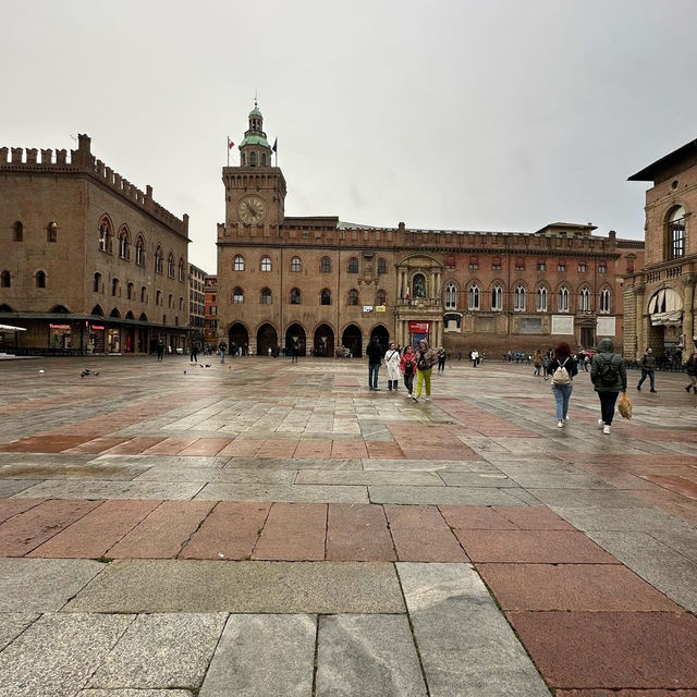 🍝🏛️ *"Bologna La Grassa: A Feast of Porticoes, Piazza & Ragù"* ✨🇮🇹