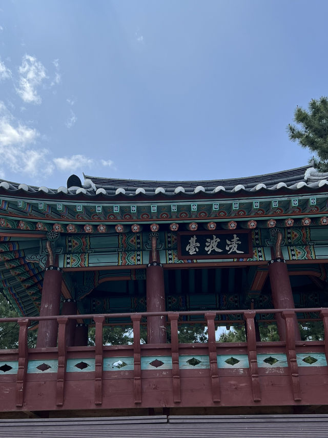 추암 촛대바위와 출렁다리