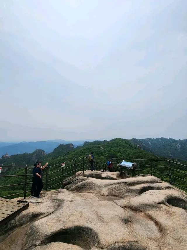 문장대 정상에서 계단, 땀, 그리고 멋진 풍경