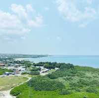 🌊 沖繩殘波岬燈塔：登頂眺望果凍海與斷崖奇景，順嘗Blue Seal冰淇淋！