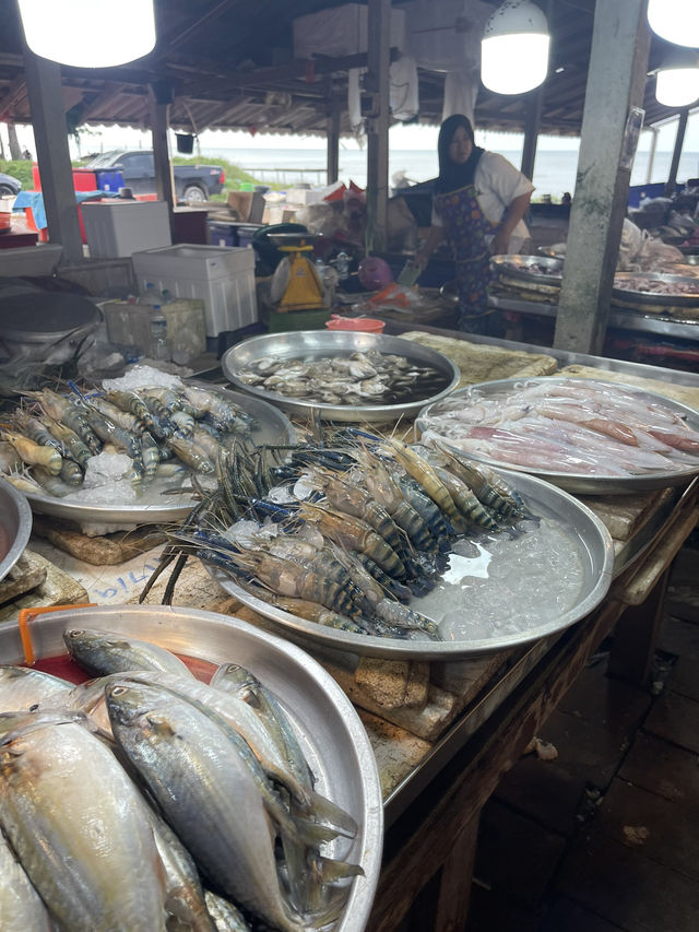 ตลาดหาดสะกอม