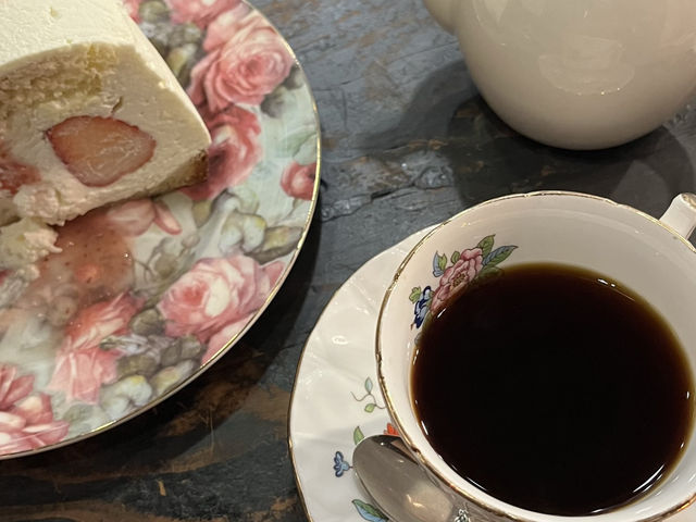 ☕【東京・新宿 コーヒー凡】旅の道中に出会う、“大人レトロ”なご褒美喫茶時間