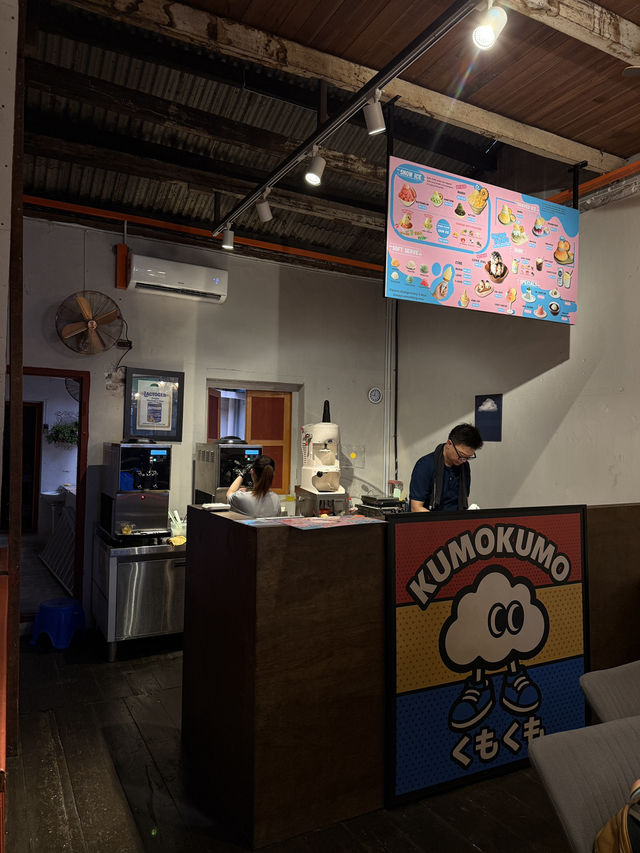 ☁️くもくも · 雲朵系甜品的幸福瞬間 在老屋裡吃冰，真的太療癒了～🍧🍑
