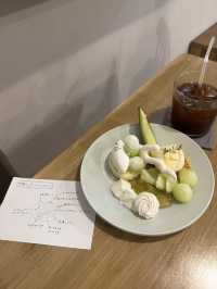 お皿で食べるパフェをイメージ したスイーツが人気！