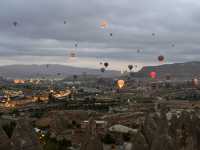 【Göreme Sunrise & Balloons View／ギョレメ朝焼け＆気球｜“空に舞う夢を見た丘上の朝”】