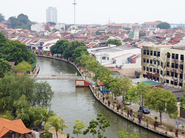 🌊 Malacca River Walk – Two Worlds in One Stroll 