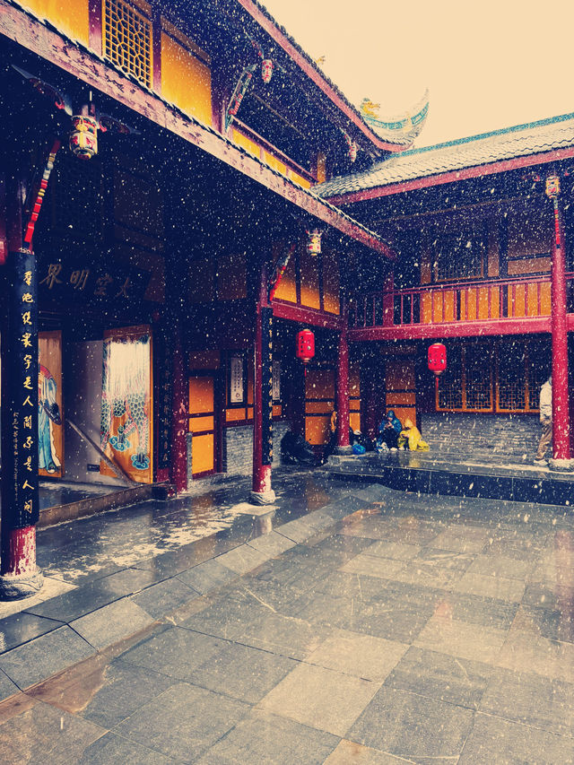 雪落古鎮，靜謐如詩：一場冬日裡的中國風夢境