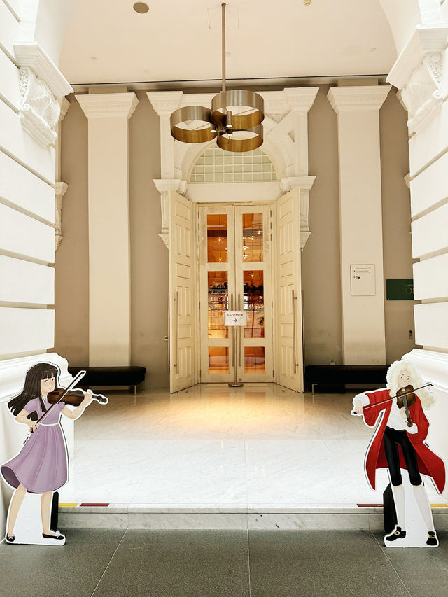 Echoes of Empire – Victoria Concert Hall & Stamford Raffles Statue