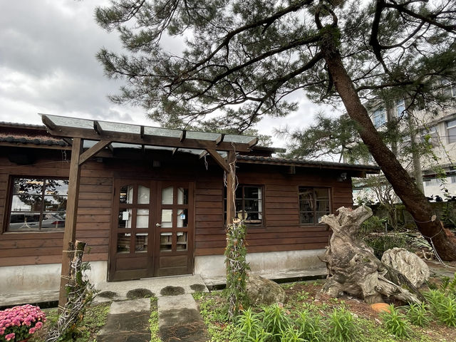 走進臥松園區