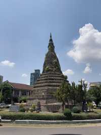 พระธาตุดำ เจดีย์โบราณกลางเมืองเวียงจันทน์