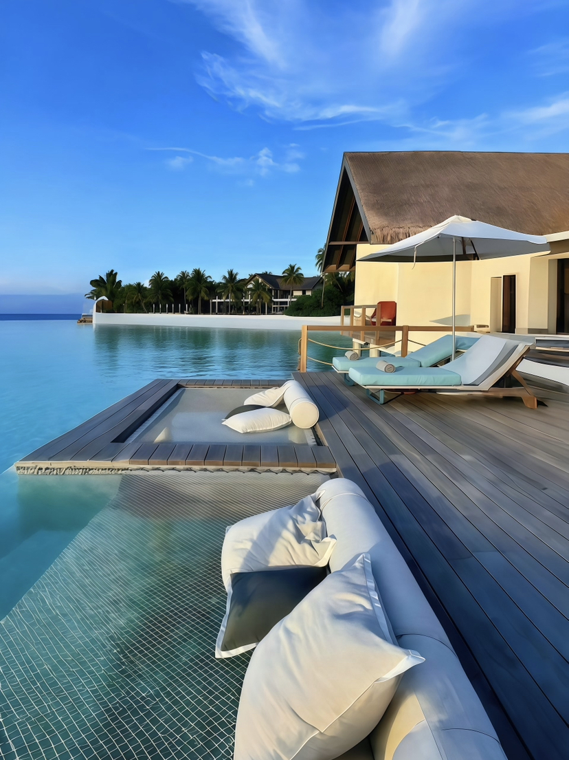 Ngày 1:

Đến Male và tham quan Dinh Tổng thống Maldives cùng Quảng trường Độc lập để trải nghiệm vẻ đẹp quyến rũ của thủ đô nhỏ nhất thế giới này.

Tham quan Nhà thờ Hồi giáo Cổ Maldives và chiêm ngưỡng kiến trúc Hồi giáo tinh tế.

Buổi tối, tản bộ dọc bãi biển nhân tạo và chiêm ngưỡng vẻ đẹp yên bình của biển trời xanh ngắt.

Ngày 2:

Di chuyển bằng thủy phi cơ hoặc tàu cao tốc đến Đảo Central Grand để tận hưởng trải nghiệm nghỉ dưỡng năm sao sang trọng.

Lặn biển và khám phá những rạn san hô rực rỡ, ngắm nhìn những chú cá nhiệt đới đầy màu sắc.

Thư giãn trong hồ bơi riêng và biệt thự trên mặt nước nhìn ra biển.

Ngày 3:

Tham quan Bãi biển Blue Tears của Đảo Vaadhoo và chiêm ngưỡng cảnh tượng rực rỡ của ánh đèn huỳnh quang về đêm.

Tham gia trải nghiệm tàu ngầm ngắm cá voi để tận mắt chiêm ngưỡng cuộc sống dưới nước.

Trở về Male để thưởng thức tiệc hải sản tươi sống và hòa mình vào cuộc sống địa phương.

[Những Điểm Tham Quan Nhất Định Phải Đến]

Dinh Tổng thống Maldives – Một công trình kiến trúc bằng gạch và đá đầy màu sắc, mang đậm dấu ấn lịch sử.

Nhà thờ Hồi giáo Cổ Maldives – Một công trình kiến trúc bằng đá san hô từ thế kỷ 17 với những chi tiết trang trí tinh xảo.

Bãi biển Blue Tears trên đảo Vadhoo – Về đêm, bờ biển rực rỡ đom đóm, tựa như hình ảnh phản chiếu của Dải Ngân Hà.

[Món ăn nhất định phải thử]

Nhà hàng hải sản "Sea House" – Cà ri tôm là món không thể bỏ qua.

Nhà hàng "Muraka" – Cá nướng nước cốt dừa là món không thể bỏ qua.

Nhà hàng "Thila" – Gỏi bạch tuộc đặc sản địa phương là món không thể bỏ qua.

[Khuyến nghị chỗ ở]

Khu nghỉ dưỡng được đề xuất: Đảo Centara Grand, Đảo Vadhoo, Male

Tên khách sạn: Khu nghỉ dưỡng & Spa Centara Grand Island
Địa chỉ khách sạn: Đảo san hô Central, Maldives

[Điểm chụp ảnh]

Bên ngoài Dinh Tổng thống Male – Sự phản chiếu của kính tạo nên sự tương phản ấn tượng với quốc kỳ.

Bãi biển Đảo Vadhoo – Một điểm sáng kỳ diệu dọc theo bờ biển Blue Tears vào ban đêm.

Biệt thự trên mặt nước, hồ bơi riêng – Lưu giữ khung cảnh biển và hoàng hôn lãng mạn.

[Mẹo]

Dinh Tổng thống Maldives
Địa chỉ: Trung tâm thành phố Male
Đặc điểm: Di sản lịch sử và văn hóa lâu đời, kiến trúc tinh tế
Đánh giá: 4.5/5

Bãi biển Blue Tears, Đảo Vaadhoo
Địa chỉ: Đảo Vaadhoo, Maldives
Đặc điểm: Màn trình diễn ánh sáng huỳnh quang biển nổi tiếng thế giới, đẹp nhất vào ban đêm
Đánh giá: 4.8/5

Khu nghỉ dưỡng Đảo Sentala Grande
Địa chỉ: Đảo san hô vòng Nam Male
Đặc điểm: Trải nghiệm nghỉ dưỡng năm sao, hồ bơi riêng, nhân viên nói tiếng Trung Quốc
Đánh giá: 4.7/5