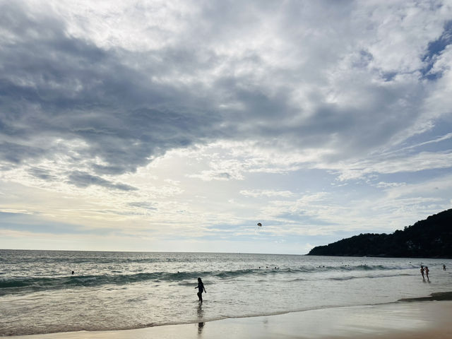 พักผ่อนสุดฟินที่หาดกะรน ความงามของทะเลภูเก็ต