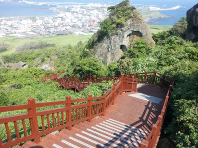 성산일출봉 – 제주의 새벽을 깨우는 붉은 무대