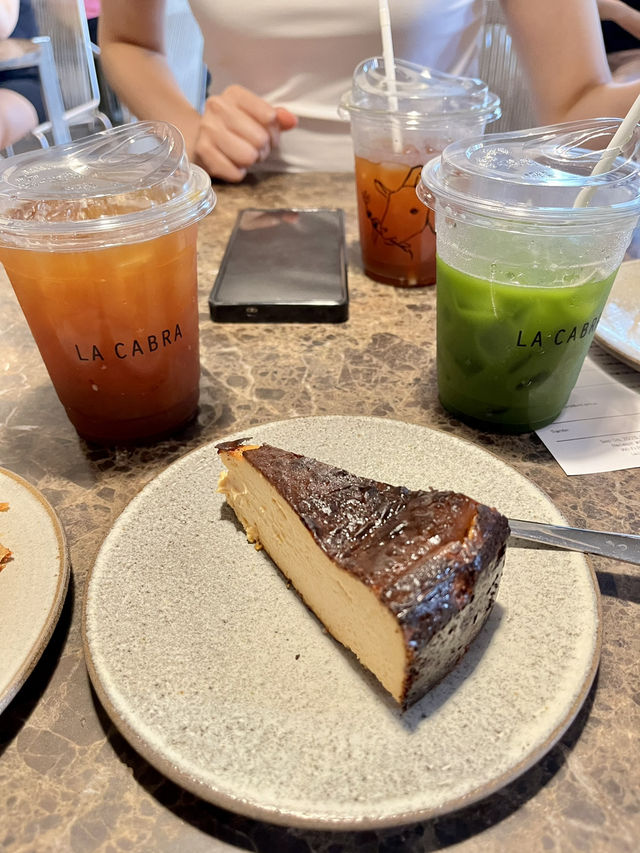 “LA CABRA Silom –คาเฟ่เดนมาร์กสุดมินิมอลใจกลางกรุง