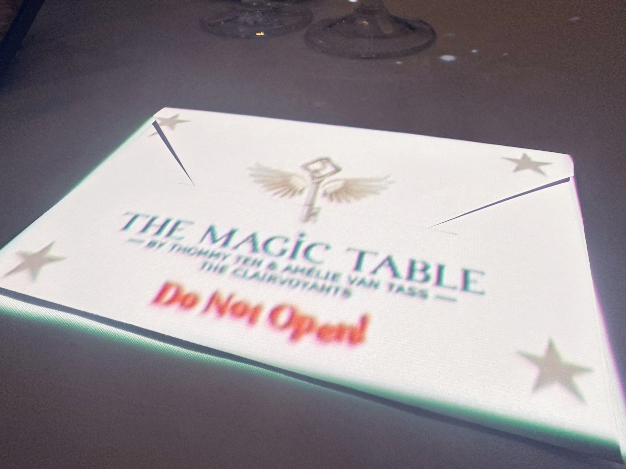 Get ready to step into a world of wonder at The Magic Table—Grand Hyatt Hong Kong has a new trick! ✨This magical dining experience level directly exploded, superstar magicians Thommy Ten & Amélie van Tass (The Clairvoyants) personally performed, combined with the successful elements of Le Petit Chef, from September 17th officially open the show!

What is innovative sensory enjoyment? It is transforming a dining table into a storytelling stage, where food is no longer just food, but paragraphs of exciting stories. Each guest directly becomes the main character! 🥳 Each dinner party is themed around the greats in the history of magic, with an exclusive 5-course menu. 🪄🤩

The driving forces behind Thommy Ten & Amélie van Tass have toured more than 500 international shows, including America's Got Talent, Las Vegas and other global stages, captivating thousands of fans! Each performance is about 2 hours, limited to English, perfect for those who are looking for freshness and photography.

🌟Grand Hyatt Hotel information at a glance:
Address: 1 Harbor Road
Location: Wanchai—With a sea view of the Victoria Harbor, walking distance to the Convention and Exhibition Centre, Bauhinia Square, and Wanchai Pier.
Room: Rare Room Size in Hong Kong, super comfortable, large mattress and pillow, a good sleep until dawn; service and Friend, Mandarin ok, concierge super proactive, move luggage, call a car all in one.
View: Staying in a sea view room is definitely worth it, Ferris wheel, fireworks Show all harvest, direct view of Victoria Harbor super healing.
Facilities: There is a swimming pool, gym, Michelin-recommended restaurant, neat and useful; breakfast is praised by many people, shrimp dumplings and siu-mai are above the standard, not just Chinese and Western or Indian dishes.

To experience Magic X Food X Interactive Dinner, be sure to Bookmark! Make a reservation at Magic Table for a new top tier choice for photos and dinners in the coming months! 🪄🎉#Themagictablehk
#hkfoodies