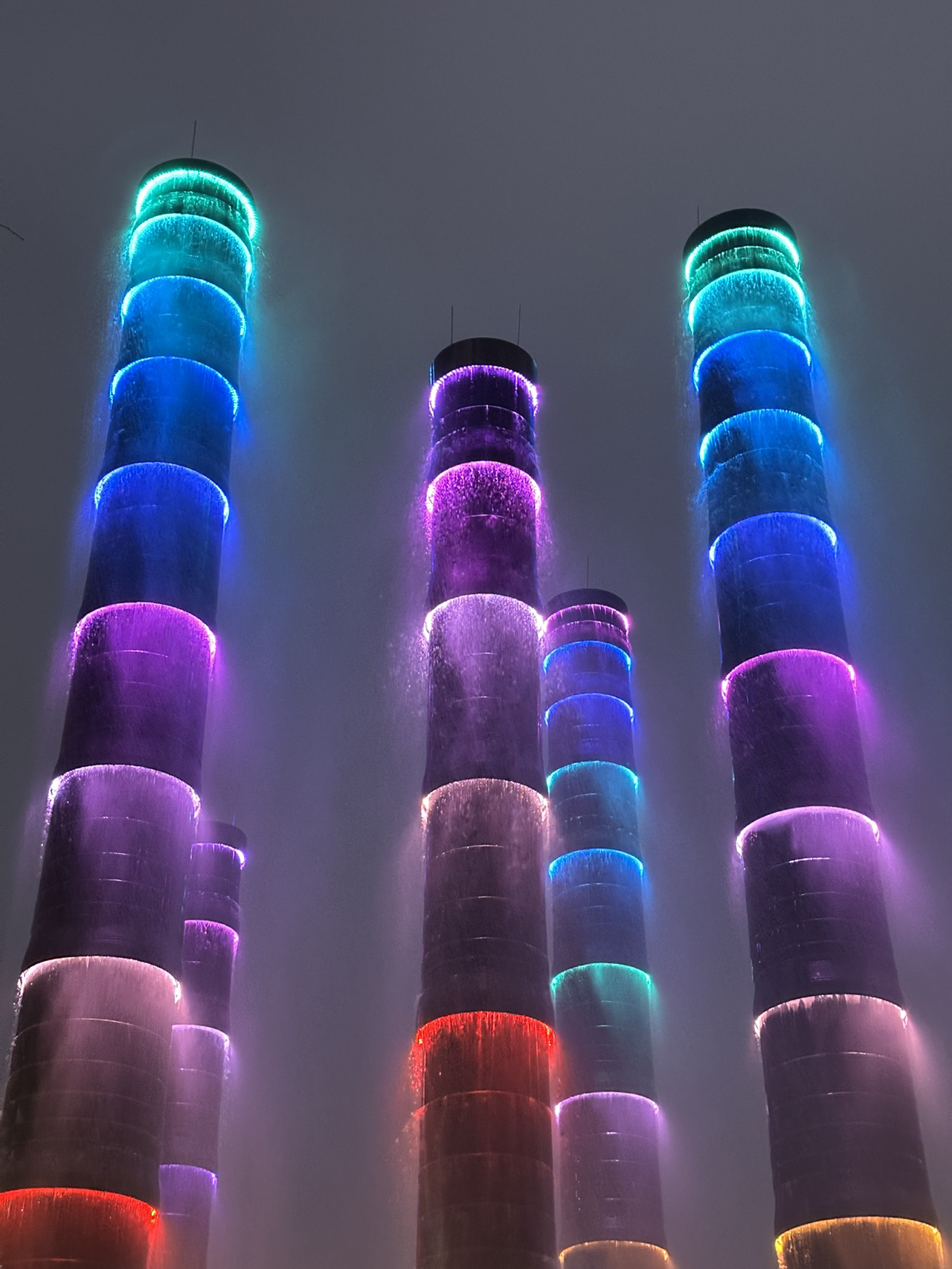 🏙️ SKP Chengdu – A cutting-edge shopping mall in the heart of the city
If you're visiting Chengdu and looking for shopping, cafes, and beautiful photography opportunities, this place has it all!
The mall's atmosphere is luxurious and modern, featuring a full lineup of famous fashion and lifestyle brands. But what really impressed me was the "Bamboo Fountain" zone. 🌿💦
At first, I thought it was just an ordinary fountain, but when I actually saw it, it was truly spectacular! The fountain was designed to shoot up and down, resembling a swaying bamboo pole. It's calming, yet incredibly cool, and the photos are truly unique.
After a long day of shopping, stop by and take a break. There are several cafes where you can enjoy coffee or tea—a truly feel-good experience.
Come see the fountain around 7 or 8 PM for a photo-worthy view of the colorful fountain against the dark sky.
If you arrive early while it's still dark, you can stroll around the mall first. There are plenty of clothing stores and restaurants to choose from.
🥰💕#Chengdu #TravelChina #TravelSolo #ChinaVisaFree
⸻
🚇 How to get to SKP Chengdu
• Take Metro Line 1 or 18 to South Railway Station (成都南站), then take Exit D. It's a 5-minute walk.
• Alternatively, you can take a taxi/DiDi and ask for "SKP 成都" (小站). It's about a 20-minute drive from the city center.
⸻
For those who enjoy shopping at malls but also want a relaxing spot close to nature in a big city, 💚
Try stopping by SKP Chengdu and seeing the "Bamboo Fountain." You'll definitely get tons of beautiful photos. 📸