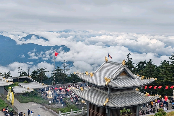 ぱんだ The Sea of Clouds at the Golden Summit: Emei, a Fairyland on Earth