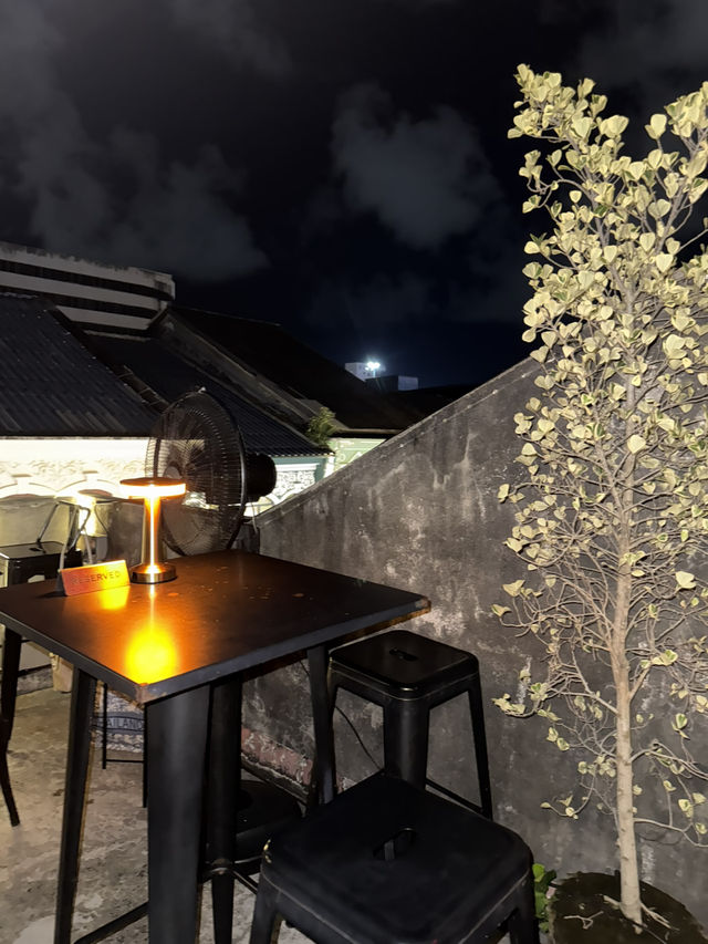 คาเฟ่–บาร์ลับ ๆ อยู่บนรูฟท็อปกลางย่านเมืองเก่า 
