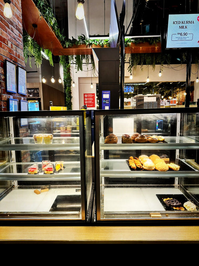 Quick Bites and Convenience at emart24 Tamarind Square