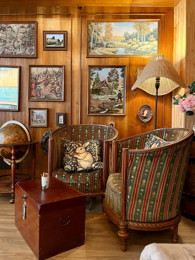 คาเฟ่ Pet friendly หัวหิน ขนมเครื่องดื่มอร่อย 📚🕰️