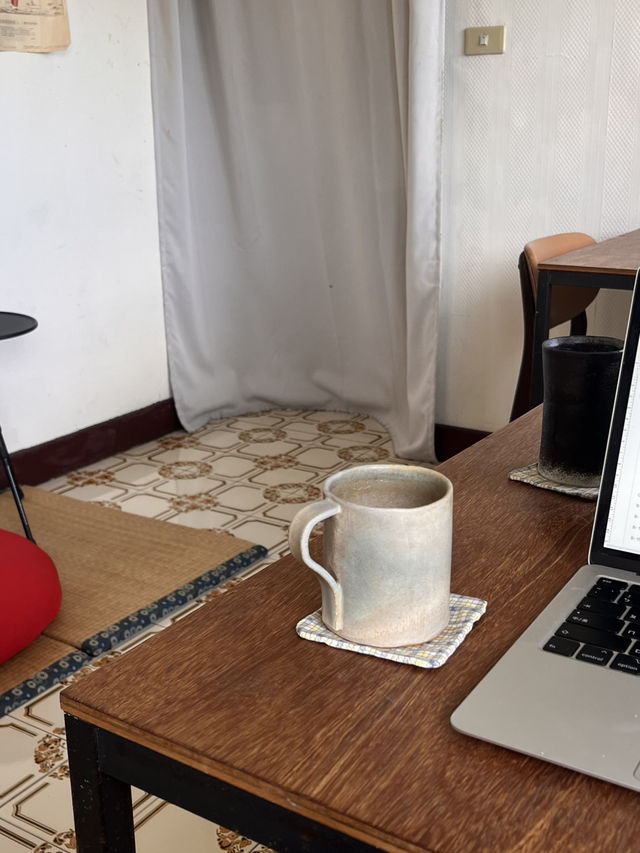 在鐵道邊安靜生活一個下午：工作室咖啡庭的慢步調美好