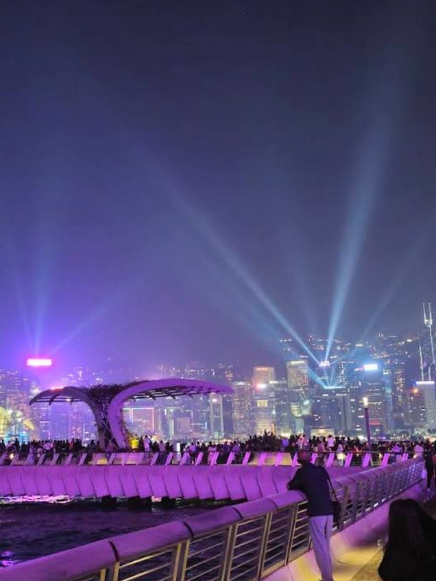 шоу света Symphony of Lights в Гонконге 