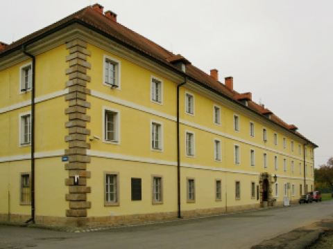 กำแพงที่จดจำ และความเงียบที่พูดแทนคำพูด