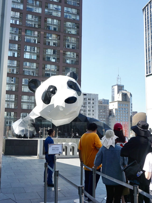 จุดถ่ายรูป “หมีแพนด้าเกาะตึก IFS” ที่เฉิงตู