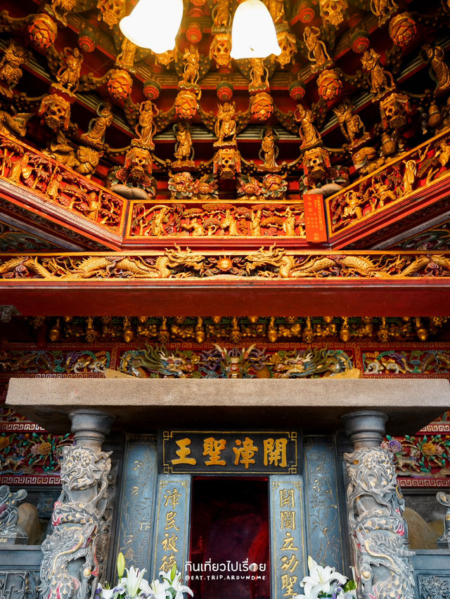 ไหว้พระในวันที่ฝนพรำ บรรยากาศสงบอย่างบอกไม่ถูก ไหว้พระในวันที่ฝนพรำ บรรยากาศสงบอย่างบอกไม่ถูก