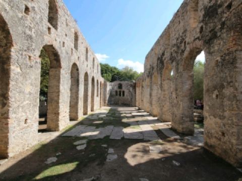 บูทรินต์ – ซากปรักหักพังระหว่างผืนน้ำและเนินเขา