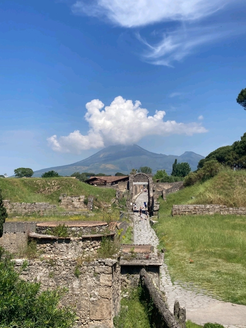 イタリアの伝説的な火山、ヴェスヴィオ山 | Trip.com ナポリ大都市圏