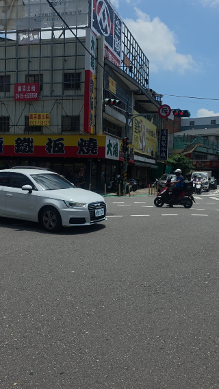I found a crossing with 7 ways in Toufen city in Taiwan. #toufen #7wayscrossing #taiwan  